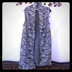 Long sleeveless coat